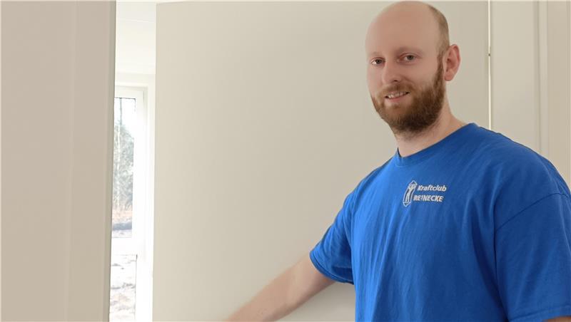Tjark Reinecke, Assistent der Geschäftsführung, arbeitet einmal in der Woche als Physiotherapeut.