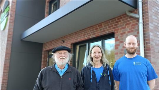 Tjark Reinecke (rechts), Assistent der Geschäftsführung, mit seinen Eltern Asta Reinecke und Markus Sutter, beide Geschäftsführer.