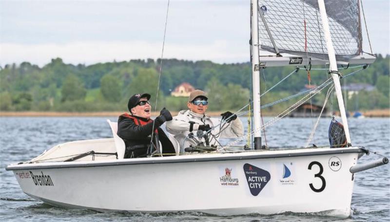 Tjark Schimmel und Fiete Kruck segeln.