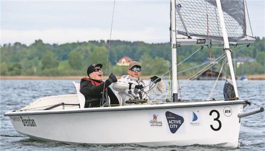 Tjark Schimmel und Fiete Kruck segeln.