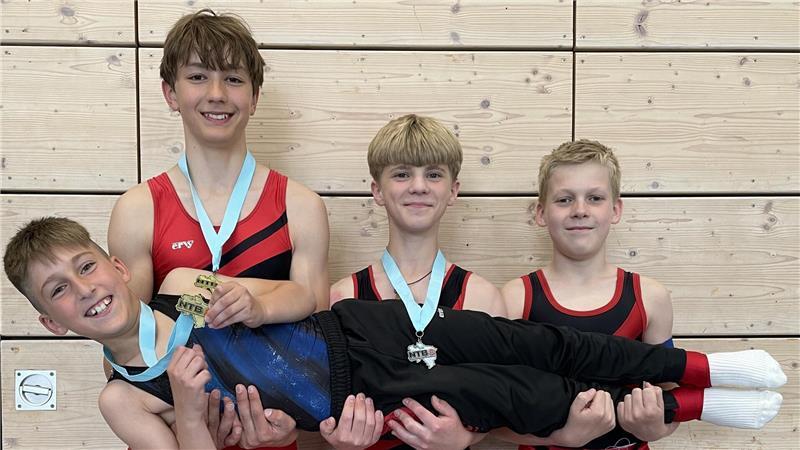 Tjark Wendt, Mykola Husiev, Marcel Wezik (stehend, von links) und Nikola Ignatov.