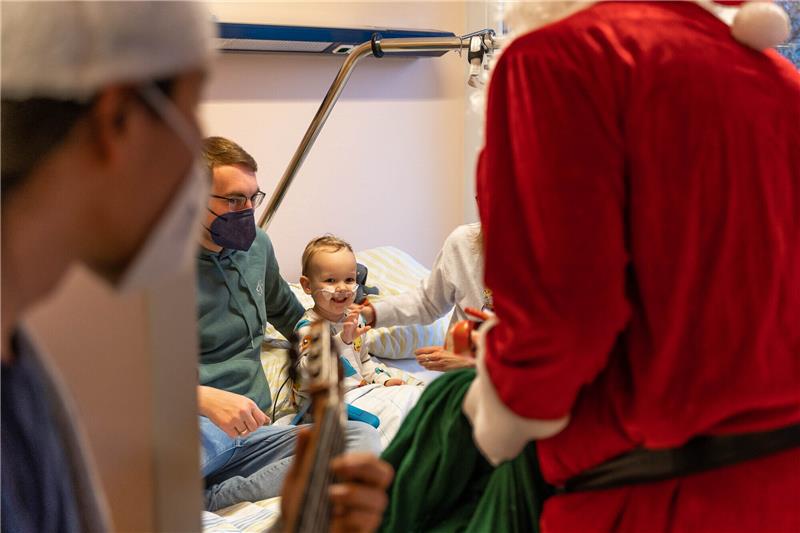 Tjelle (3) freute sich sehr über den Besuch vom Weihnachtsmann, der in Begleitung eines Gitarristen für eine emotionale Stimmung gesorgt hat. Fotos: Daniel Hajduk / Elbe Kliniken