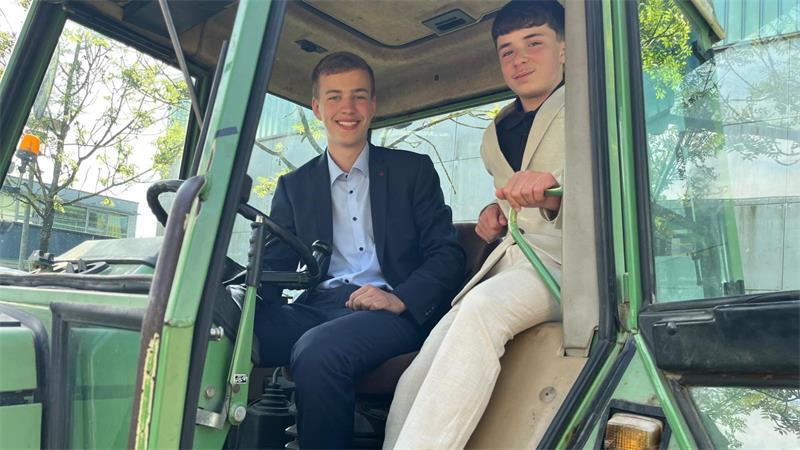 Zukunft im Blick: Apenser Realschulabsolventen haben klare Pläne Tjorge Esselborn (links) und Elias Bayour kamen zu ihrer Entlassung mit dem Traktor.