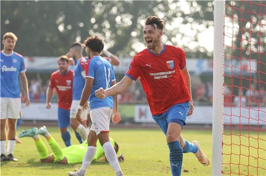 Tjorve Mohr feiert das 2:0 in der 73. Minute. Nach einer Ecke von Dennis Rosin kam er frei zum Kopfball. Fotos: Jörg Struwe