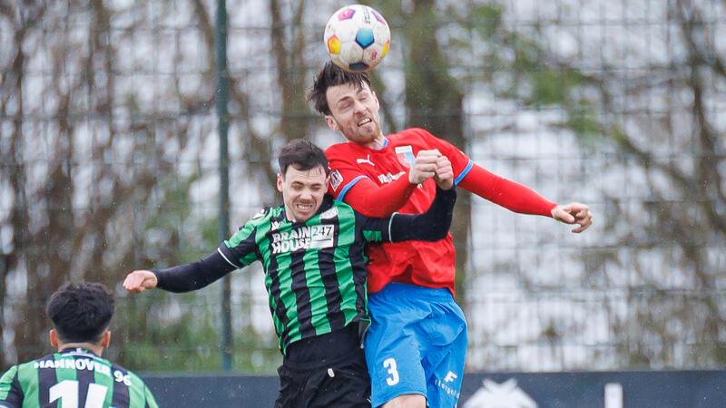 Tjorve Mohr gewinnt gefühlt jedes Kopfballduell. Der Innenverteidiger spielt bei D/A auf hohem Niveau.