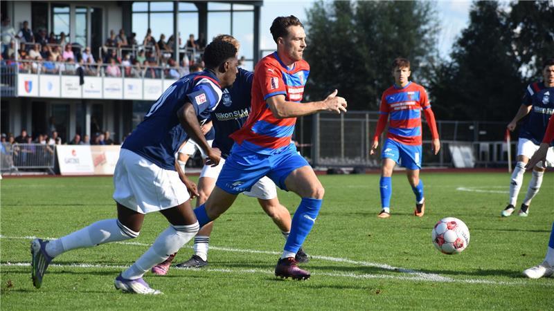 Tjorve Mohr ist gegen Lübeck in Halbzeit eins zweimal nach Standards gefährlich.