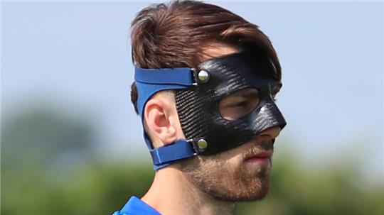 Tjorve Mohr spielt mit Maske. Die Maßanfertigung kostet 700 Euro.
