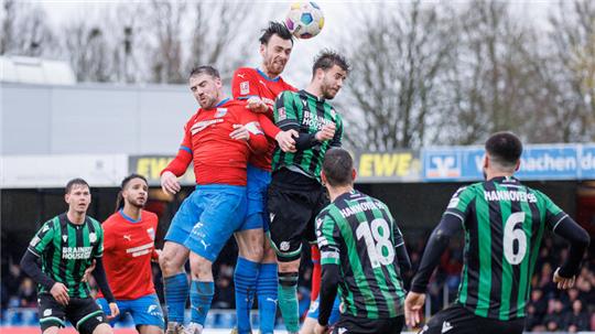 Tjorve Mohr und Nico von der Reith haben die Lufthoheit gegen starke Hannoveraner. Die D/A-Abwehr war wieder stark. Kapitän von der Reith wurde stellvertretend zum Spieler des Spiels.