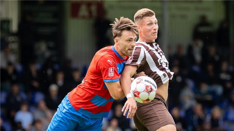 Tjorve Mohr wird zum Mann der entscheidenden Tore. Kurz vor Schluss erzielt er das 1:0 gegen Altona 93.