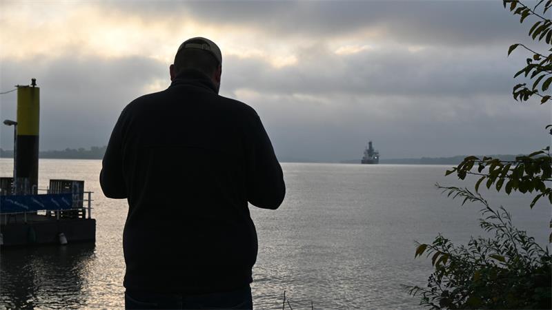 Schiffe und eine lange Freundschaft: Zwei Shipspotter am Lühe-Anleger Tobi Langer holt seine Drohne zurück, während die Windward Munich in Richtung Hamburg entschwindet.