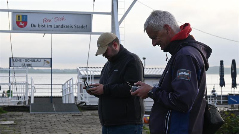 Tobi Langer (links) und Knut Hauschildt steuern konzentriert ihre Drohnen. Damit machen die beiden Shipspotter Fotos von großen Schiffen.