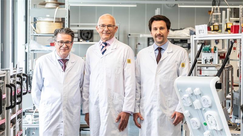 Zukunftspreis: Energiespeicher, Chip und Intensiv-Therapie Tobias Bingold (links), Claus Jessen (Mitte) und Christoph Hüßtege (rechts) forschen an einem Therapieansatz bei Multiorganversagen auf der Intensivstation. (Handout)