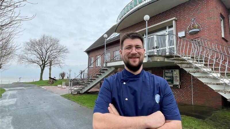 „Nordseeblick“ in Fedderwardersiel: Gastro-Neustart mit unschlagbarer Aussicht Tobias Eden vor dem „Nordseeblick". Am 1. März will der gelernte Koch hier durchstarten.