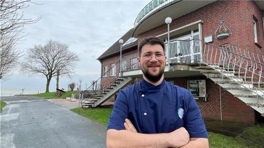 Tobias Eden vor dem „Nordseeblick". Am 1. März will der gelernte Koch hier durchstarten.