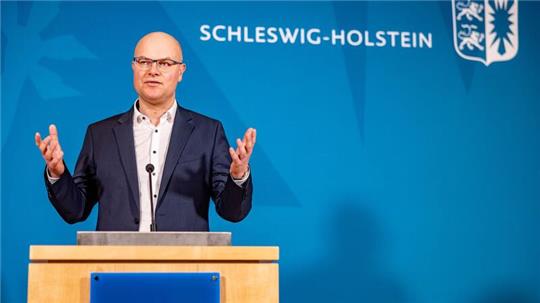Tobias Goldschmidt (Bündnis90/DieGrünen), Minister für Energiewende, Klimaschutz, Umwelt und Natur des Landes Schleswig-Holstein, spricht bei einer Pressekonferenz im Landeshaus.