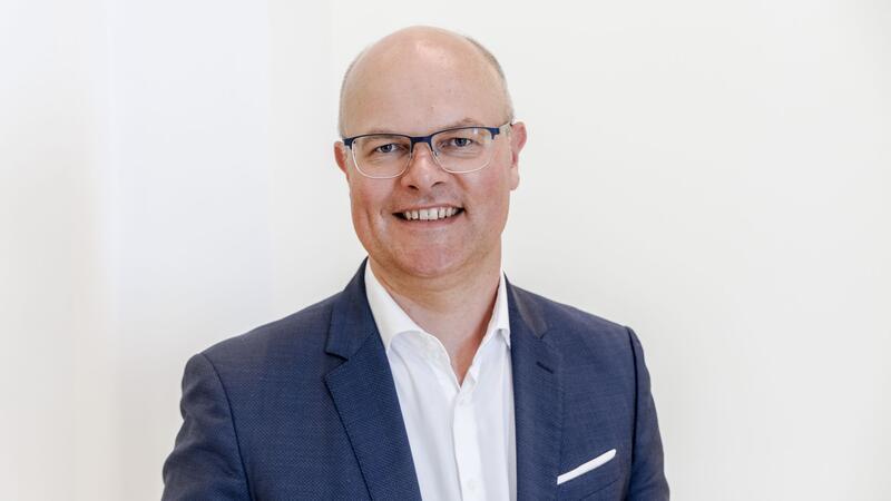 100.000 Tonnen Munition auf dem Meeresgrund Tobias Goldschmidt (Bündnis90/Grüne), Minister für Energiewende, Klimaschutz, Umwelt und Natur, steht im Landtagsgebäude.