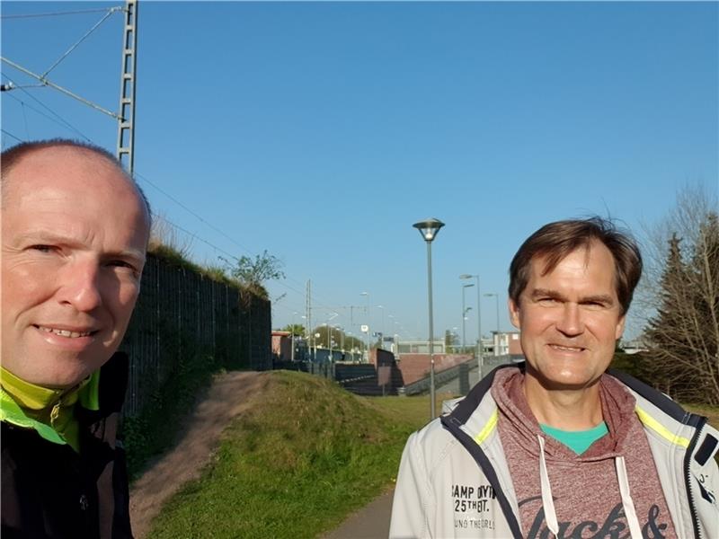 Tobias Handtke (links) und Jürgen Waszkewitz am Neu Wulmstorfer Bahnhof . Sie fordern nun weitere Verbesserungen bei der S-Bahn.