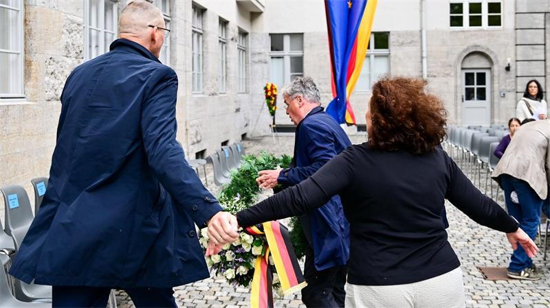 Tobias Korenke (M), Großneffe von Dietrich Bonhoeffer, entfernt während einer Gedenkveranstaltung der Bundesregierung im Berliner Bendlerblock zum Nationalen Gedenktag an den Widerstand gegen die nationalsozialistische Gewaltherrschaft den Kranz der AfD. 