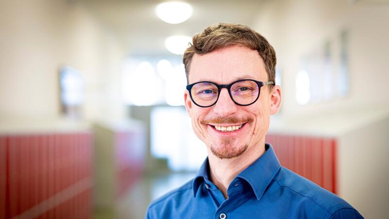 Glücksforscher: „Wir wollen Schulen zum Aufblühen“ Tobias Rahm, Glücksforscher von der Technischen Universität Braunschweig.