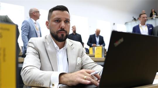 Tobias Rausch (AfD) sitzt in der konstituierenden Sitzung des Landtags von Sachsen-Anhalt. 