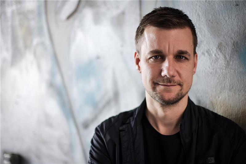 „Leid, Tod, Schicksalsschläge“: Tobias Schlegl über seine Arbeit auf einer Demenzstation Tobias Schlegl, Autor, Moderator und Notfallsanitäter. Foto: Christian Charisius/dpa