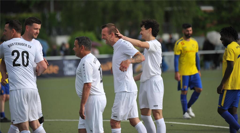 Tobias Schroeder erzielte das 4:1 und 5:1 für das Legendenteam.