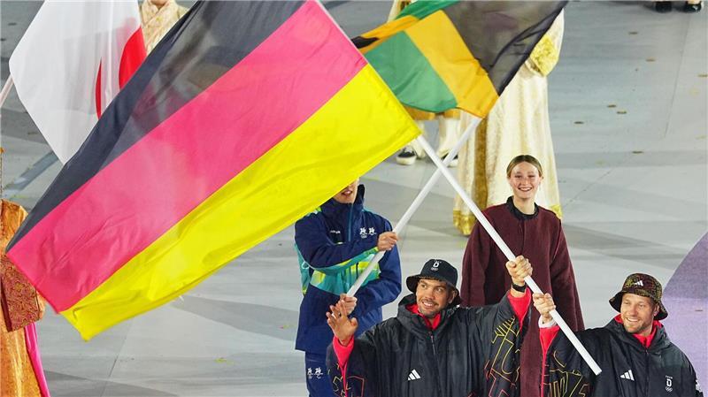 „Großes, großartiges Italien“: Medien zum Olympia-Abschluss Tobias Wendl (l) und Tobias Arlt tragen die deutsche Fahne.