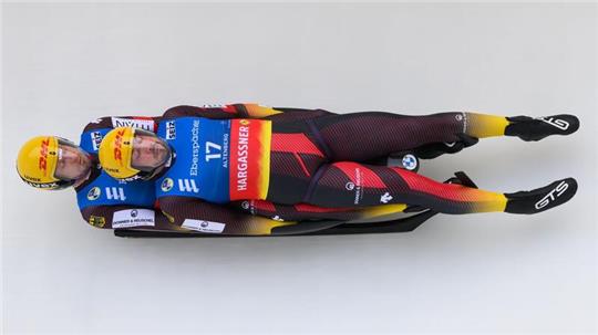 Tobias Wendl und Tobias Arlt fahren die Bahn hinab.