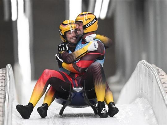 Tobias Wendl und Tobias Arlt schrieben mit ihrem Erfolg Rodel-Geschichte. Foto: Robert Michael/dpa-Zentralbild/dpa