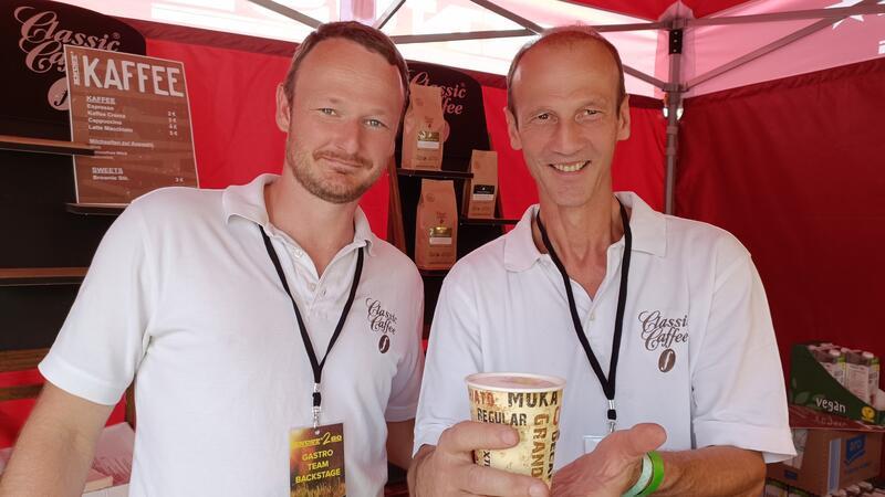 Zwei Männer verkaufen Kaffee.