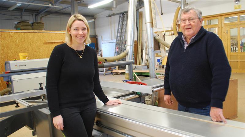 Tochter Johanna Bösch und Vater Heinrich Holst hatten mit einem Nachfolger für die Tischlerei schon nicht mehr gerechnet.