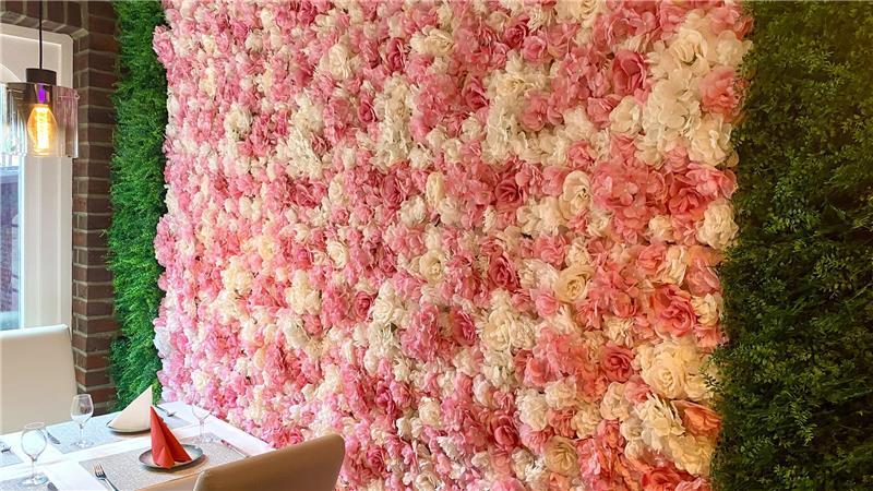 Eine Wand des Restaurants wurde mit zahlreichen Kunststoffblüten dekoriert.