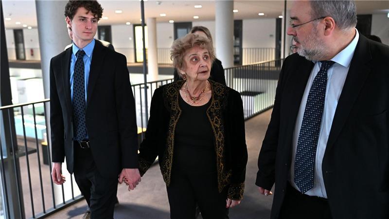 Papiere der Vernichtung – Mit einer Überlebenden im Archiv Tochter und Enkel Aron Goodman begleiten die Zeitzeugin Tova Friedman auf ihrer Berlin-Reise.