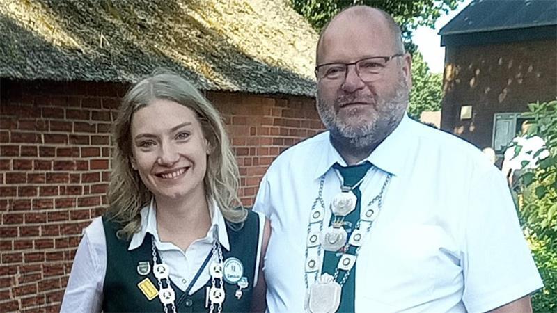 Tochter und Vater regieren die Schützen in Düdenbüttel: Königin Saskia Zühlsdorff und König Torsten Zühlsdorff.