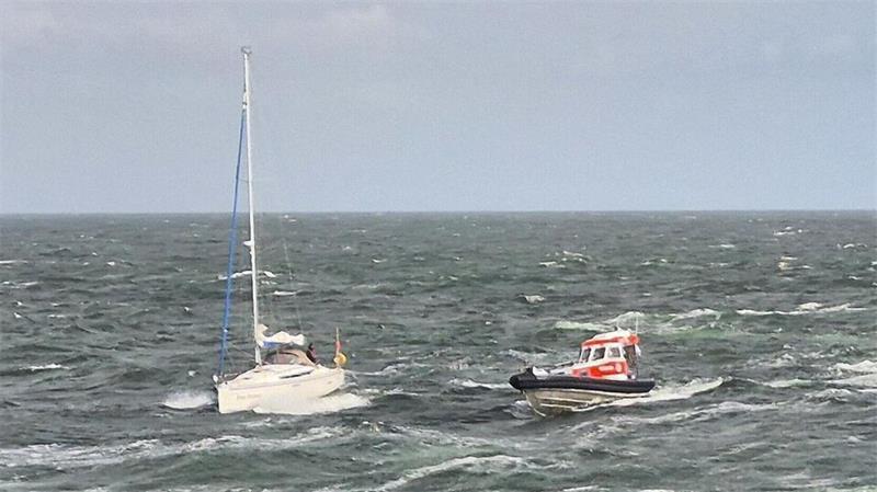 Tochterboot "Verena" des Seenotrettungskreuzers "Hermann Marwede" auf der aufgewühlten Nordsee im Einsatz für eine stark unterkühlte Frau an Bord einer Segeljacht. Foto: Die Seenotretter – DGzRS