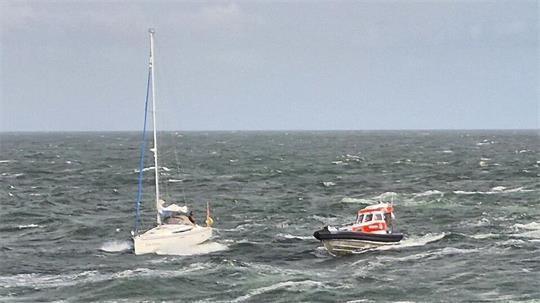 Tochterboot "Verena" des Seenotrettungskreuzers "Hermann Marwede" auf der aufgewühlten Nordsee im Einsatz für eine stark unterkühlte Frau an Bord einer Segeljacht. Foto: Die Seenotretter – DGzRS