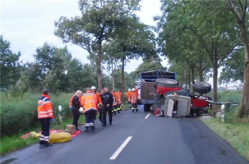 Tödlich verunglückte ein 77-jähriger Treckerfahrer in Freiburg, als das Gespann ins Schleudern geriet. Foto Polizei
