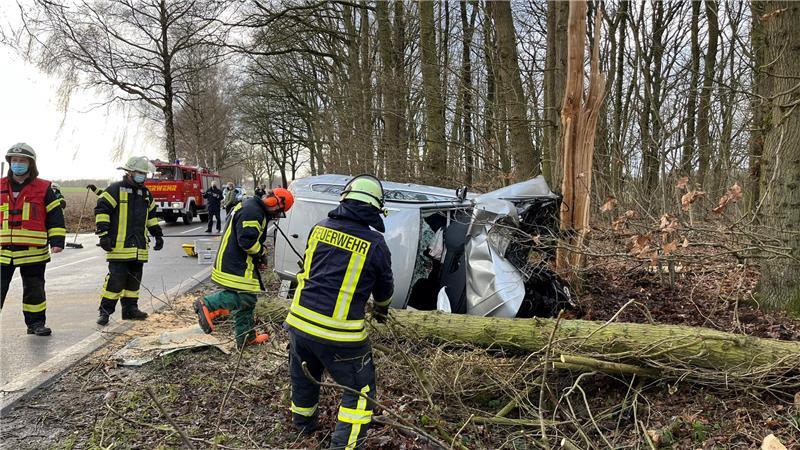 Tödlicher Unfall: In Horneburg prallte ein Mann mit seinem Wagen im Januar 2022 an der L123 gegen einen Baum.