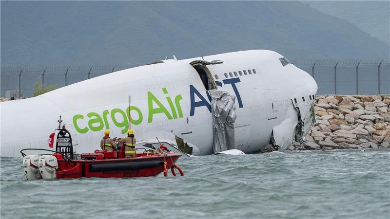 Tödlicher Unfall: Jumbo-Jet rutscht über Landebahn ins Meer