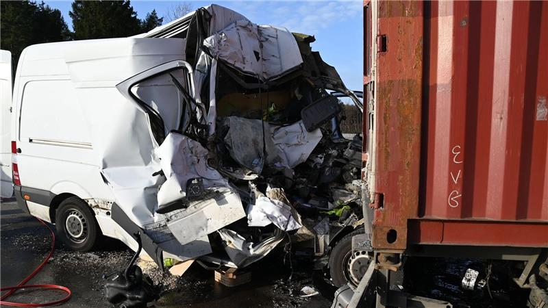 Tödlicher Unfall auf A7: Beifahrer stirbt Tödlicher Unfall auf der A7, der Beifahrer aus diesem Transporter starb noch an der Unfallstelle.