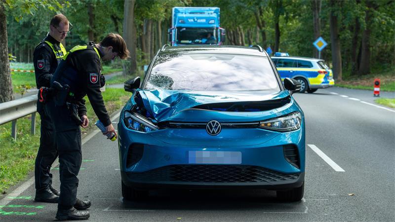 Tödlicher Unfall in Welle (Landkreis Harburg): Der Fußgänger wurde gegen die Windschutzscheibe des VW geschleudert.