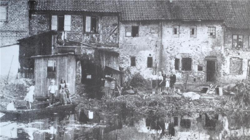 Stavenort in Buxtehude: Wie die Menschen vor 125 Jahren dort lebten Toilettenhäuser auf der Rückseite der Gebäude Stavenort 10 bis 16.