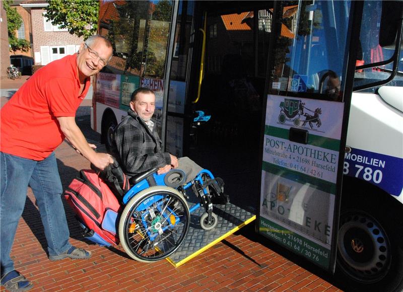 „Tolle Einrichtung“, sagt Thomas Trinke zum Bürgerbus . Busfahrer Michael Haferkamp schiebt seinen Fahrgast ins Fahrzeug und bringt ihn ans Ziel. Fotos Stief