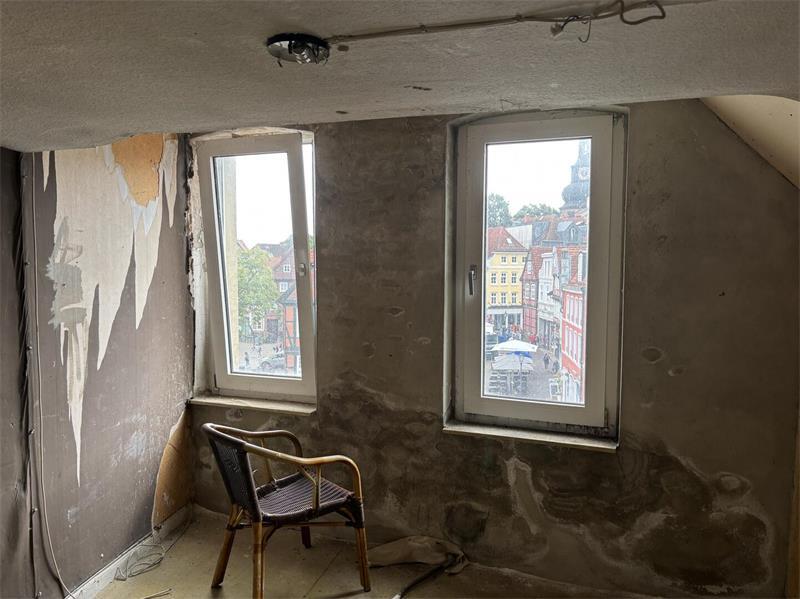 Dieses alte Haus am Stader Fischmarkt hat einen Brand-Schutzengel Toller Blick auf den Fischmarkt vom dritten Stock des Pannekoken-Hauses. Die Räume zu renovieren, würde viel Geld kosten, sagt Kirsten Werner.