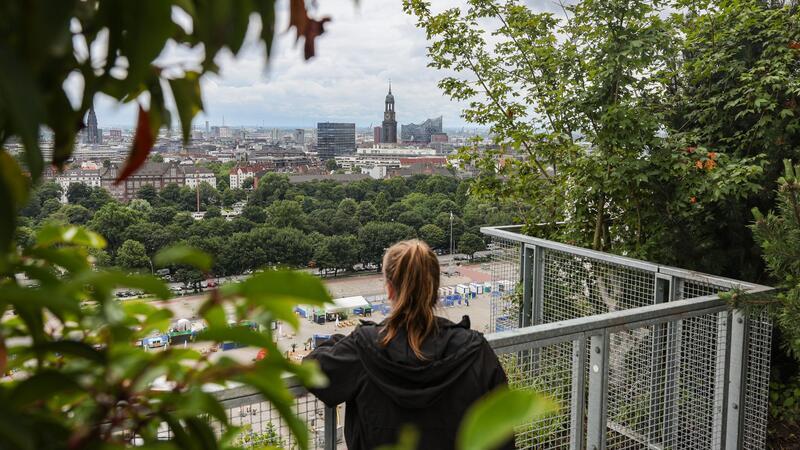 Bunker am Hamburger Heiligengeistfeld öffnet Türen für alle Toller Blick auf die Stadt vom grünen Bunker