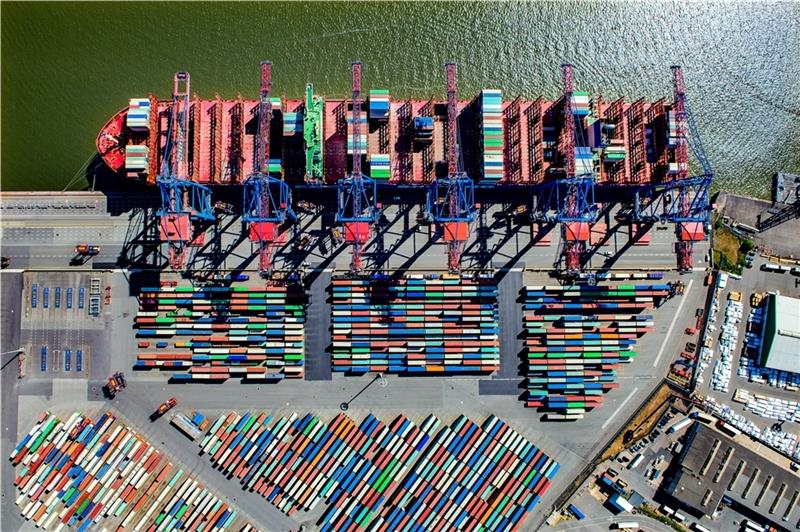 Martin Elsens neue "Luftnummern": Was der Stader Fotograf 2023 plant Tollerort im Hamburger Hafen: Fast im 90-Grad-Winkel hat Martin Elsen die Szenerie mit Schiff und Containern festgehalten.
