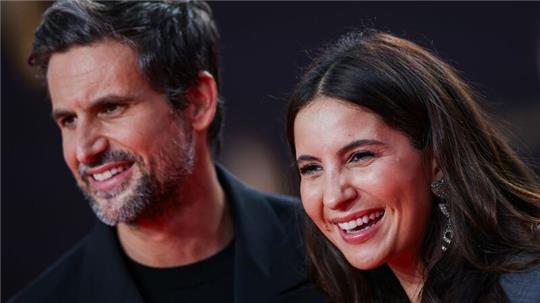 Tom Beck und Chryssanthi Kavazi bei der  Verleihung der Deutschen Fernsehpreise 2023.