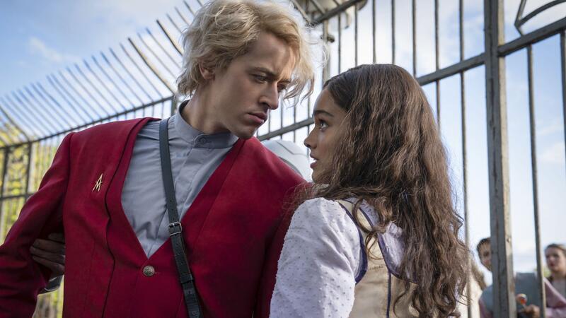„Tribute von Panem“ zurück auf der Kinoleinwand Tom Blyth als Coriolanus Snow und Rachel Zegler als Lucy Gray Baird in einer Szene des Films „Die Tribute von Panem - The Ballad Of Songbirds & Snakes“.