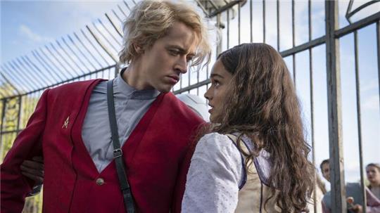 „Tribute von Panem“ zurück auf der Kinoleinwand Tom Blyth als Coriolanus Snow und Rachel Zegler als Lucy Gray Baird in einer Szene des Films „Die Tribute von Panem - The Ballad Of Songbirds & Snakes“.