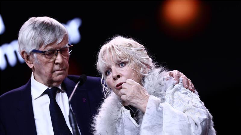 Tom Courtenay und Anna Calder-Marshall erhalten den Silbernen Bären für die beste schauspielerische Leistung in einer Nebenrolle.